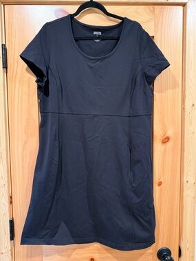 Duluth Trading Co Black Short-Sleeve Tunic Dress with Zip Pocket